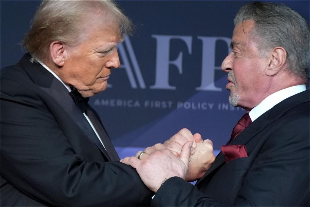 Zwei, die sich gern haben: US-Präsident Donald Trump und Actionfilm-Ikone Sylvester Stallone, (Archivbild) - Foto: Alex Brandon/AP/dpa