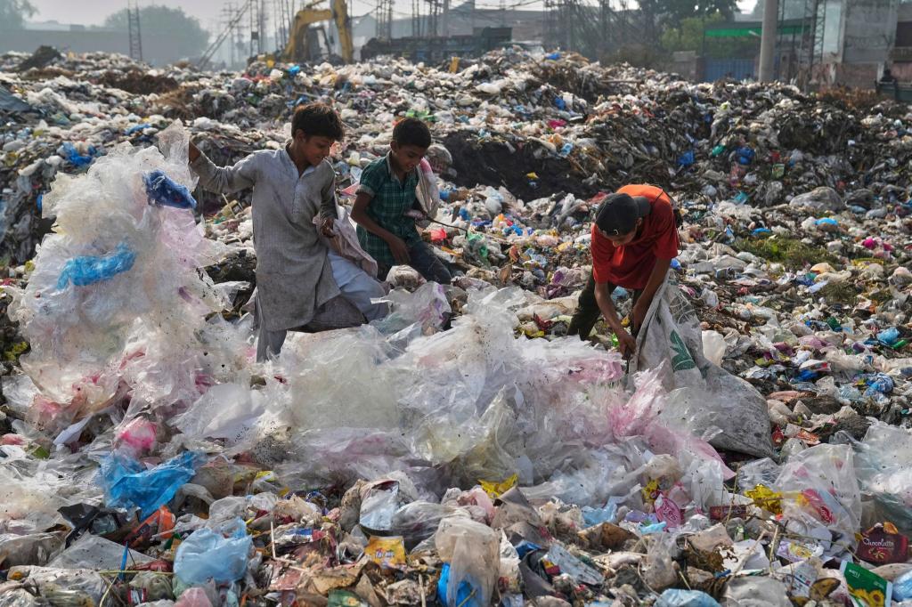 Plastikabfall wird auch exportiert und vermüllt viele Entwicklungsländer (Symbolbild) - Foto: K.M. Chaudary/AP/dpa
