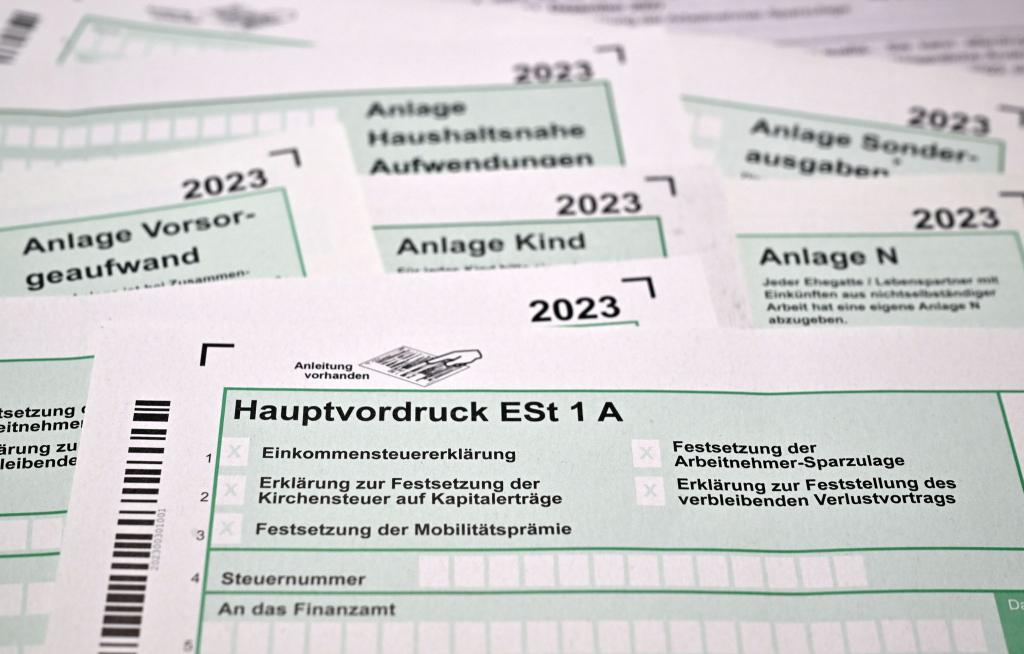 Einer ausgewählten Gruppe von Steuerpflichtigen schickt das Finanzamt Kassel einen Vorschlag für die Steuererklärung (Symbolbild). - Foto: Martin Schutt/dpa