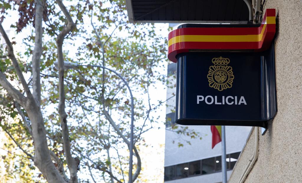 Spanische Polizisten haben auf Mallorca einen jungen Deutschen festgenommen, der in ein Hotelzimmer eingedrungen und dort einer wildfremden Frau ans Bein gefasst hat. Der Vorwurf lautet auf sexuelle Belästigung. - Foto: Clara Margais/dpa