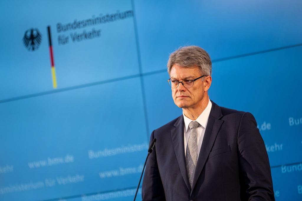 Verkehrsminister Schnieder hat den personellen Umbruch bei der Bahn eingeleitet. - Foto: Fabian Sommer/dpa