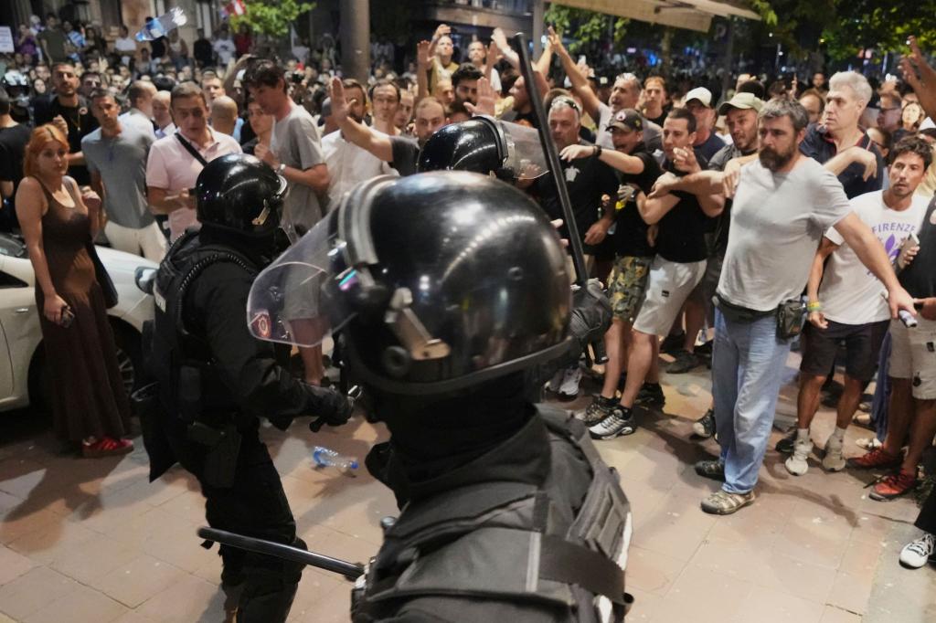 Bei Protesten gegen die Regierung in Serbien kommt es zu Auseinandersetzungen zwischen Polizei und Regierungsanhängern. (Archivbild) - Foto: Darko Vojinovic/AP/dpa