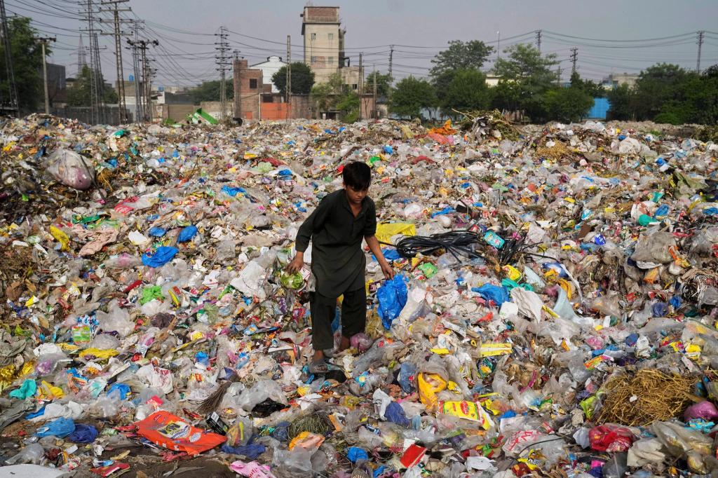 Plastikabfall wird auch exportiert und sorgt in vielen Entwicklungsländern für Probleme. (Archivbild) - Foto: K.M. Chaudary/AP/dpa