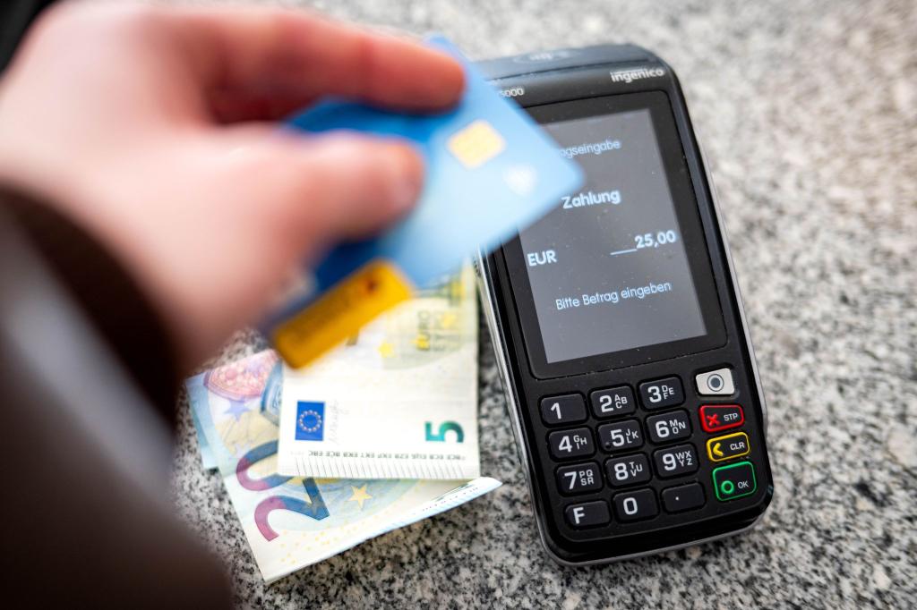 Sowohl zu Hause als auch im Ausland greift zum Bezahlen nur noch gut ein Drittel der Deutschen auf Bargeld zurück. (Symbolbild) - Foto: Sina Schuldt/dpa