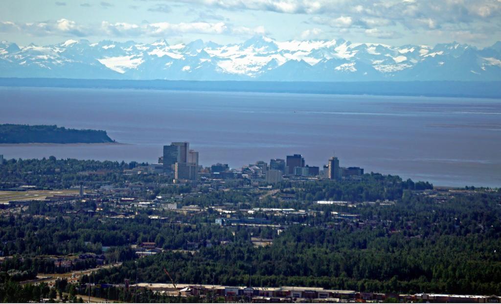 Die Stadt Anchorage ist Schauplatz eines Treffens zwischen US-Präsident Trump und dem russischen Präsidenten Putin. - Foto: Al Grillo/ZUMA Press Wire/dpa