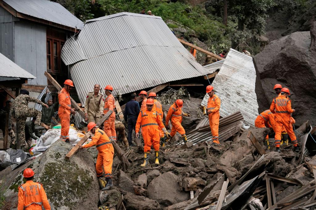 Sturzfluten trafen das Dorf Chositi. - Foto: Channi Anand/AP/dpa