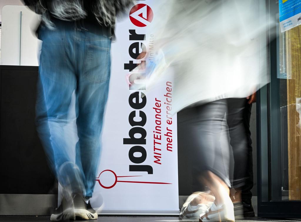 Die Zahl der Erwerbstätigen wächst kaum noch. - Foto: Jens Kalaene/dpa