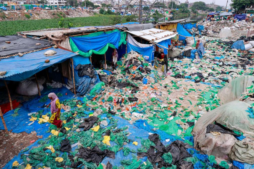 Viele Entwicklungsländer versinken mangels Recyclingmöglichkeiten in Plastikmüll. (Archivbild) - Foto: Suvra Kanti Das/ZUMA Press Wire/dpa