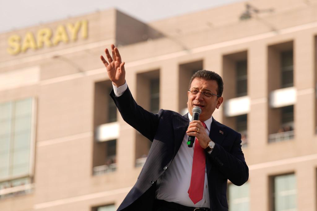 Seit der Verhaftung des CHP-Politikers Imamoglu gibt es immer wieder Razzien gegen Anhänger der größten Oppositionspartei in der Türkei. (Archivbild) - Foto: Emrah Gurel/AP/dpa