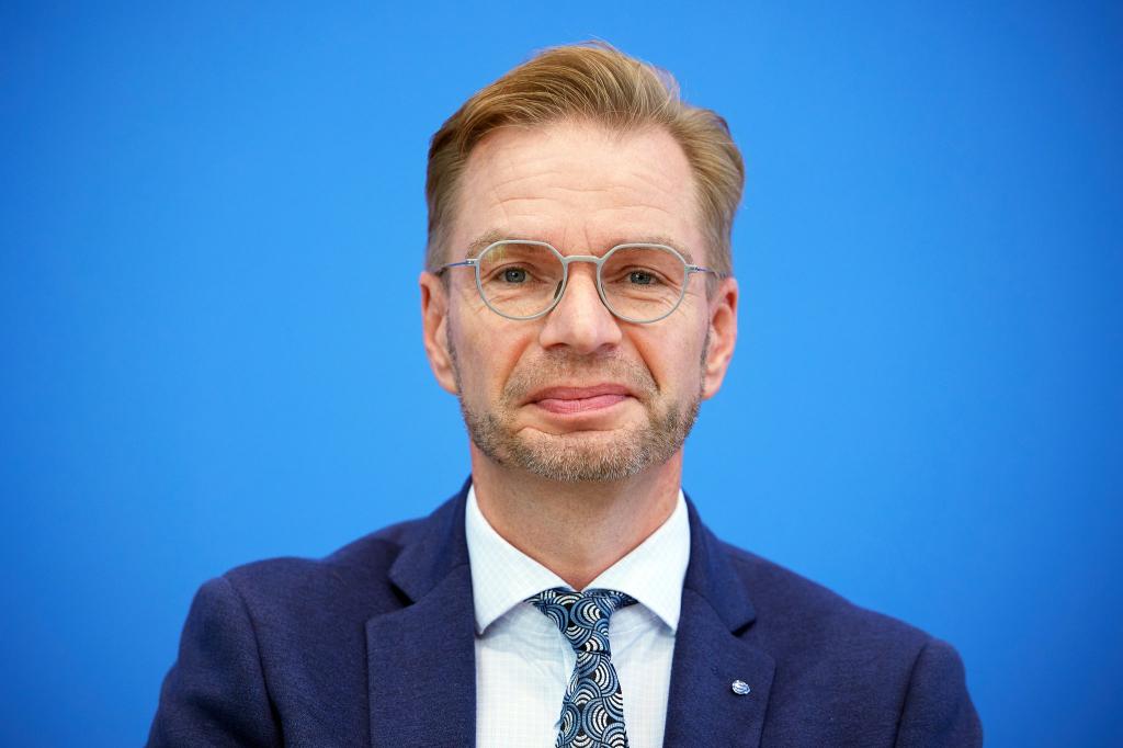 Holznagel forderte, die Zahl neuer Verbeamtungen auf ein Minimum und ausschließlich auf die hoheitlichen Kernbereiche zu beschränken – bei der Polizei, in der Finanzverwaltung und in der Justiz. (Archivbild) - Foto: Joerg Carstensen/dpa