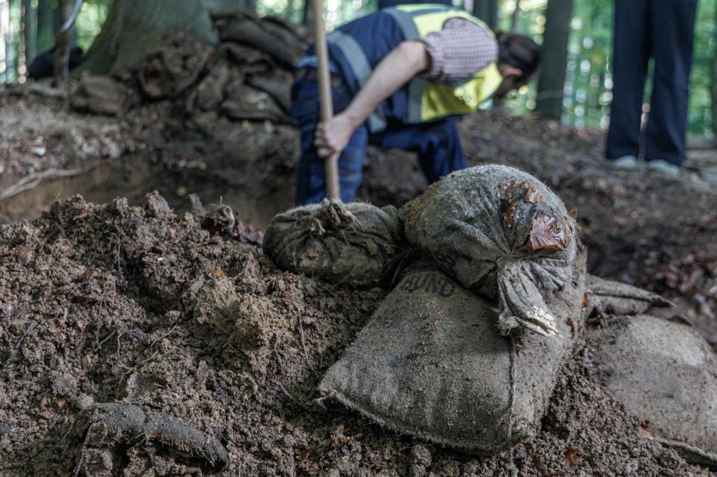 Archäologen haben in Schleswig-Holstein Bundeswehr-Sandsäcke gefunden. - Foto: Markus Scholz/dpa