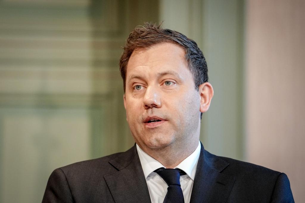 Finanzminister Lars Klingbeil (SPD) will Hemmnisse für private Investitionen abbauen. (Archivbild) - Foto: Kay Nietfeld/dpa