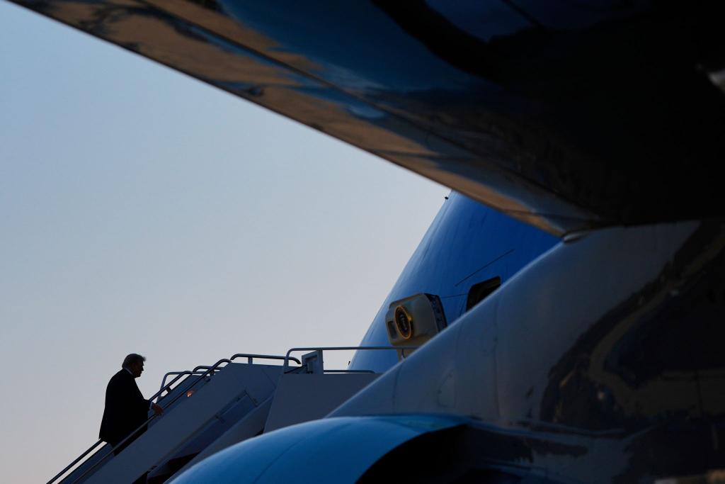 US-Präsident Donald Trump kündigt abermals höhere Zölle an. - Foto: Julia Demaree Nikhinson/AP/dpa