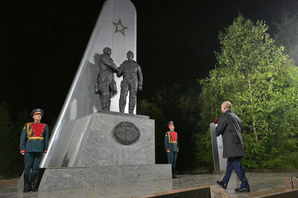 Kremlchef Wladimir Putin hat bei einem Zwischenstopp in Magadan im Fernen Osten Russlands eine Vielzahl an Terminen absolviert, bevor er sich mit US-Präsident Donald Trump in Alaska trifft. - Foto: Alexei Nikolsky/Pool Sputnik Kremlin/AP/dpa