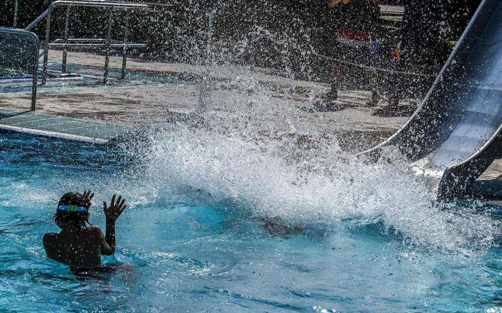 Schwimmbäder wie hier in Berlin boten wieder Abkühlung. - Foto: Jens Kalaene/dpa
