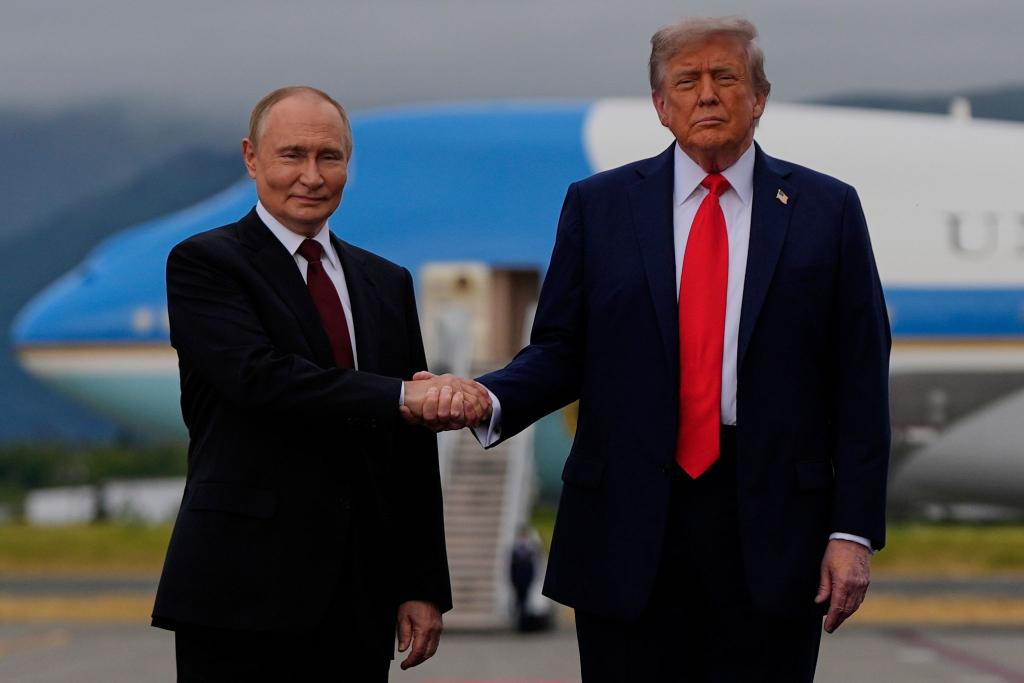 US-Präsident Donald Trump (r) und der russische Präsident Wladimir Putin geben sich auf dem Militärstützpunkt Joint Base Elmendorf-Richardson (in Alaska) die Hand. - Foto: Julia Demaree Nikhinson/AP/dpa