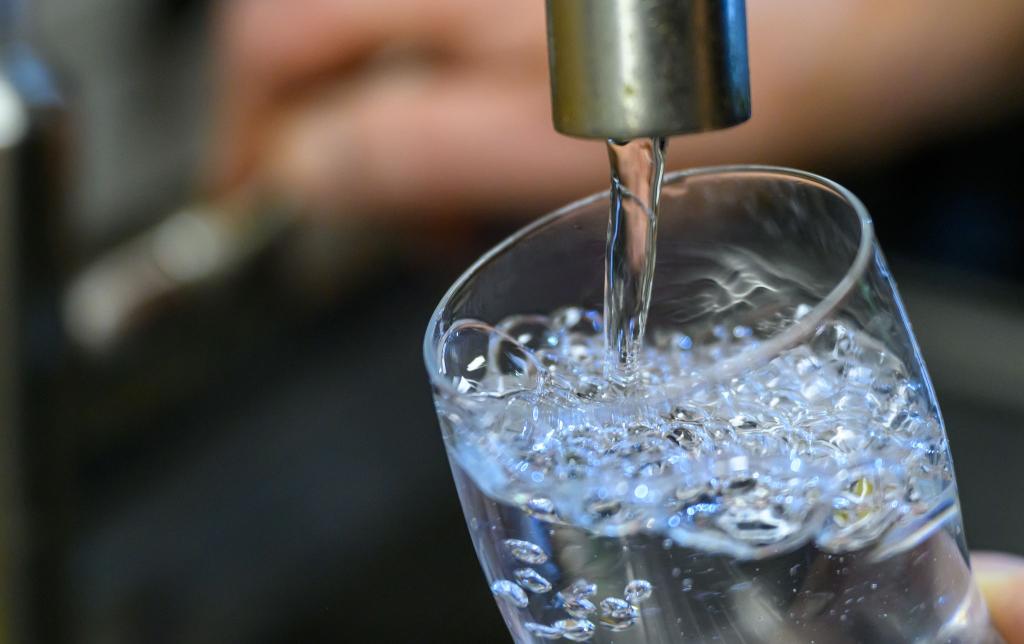 Extremhitze und Trockenheit: Künftig mehr Engpässe bei der Wasserversorgung in Deutschland erwartet. (Archivbild) - Foto: Hendrik Schmidt/dpa
