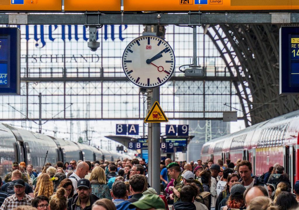 Die Bahn steckt in der Krise - nun soll es einen Wechsel an der Konzernspitze geben. (Archivbild) - Foto: Andreas Arnold/dpa