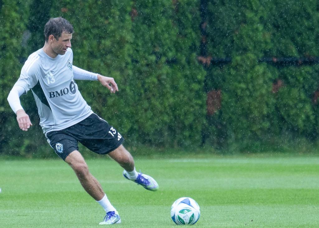 Thomas Müller funkt jetzt vermehrt auf Englisch. - Foto: Maximilian Haupt/dpa