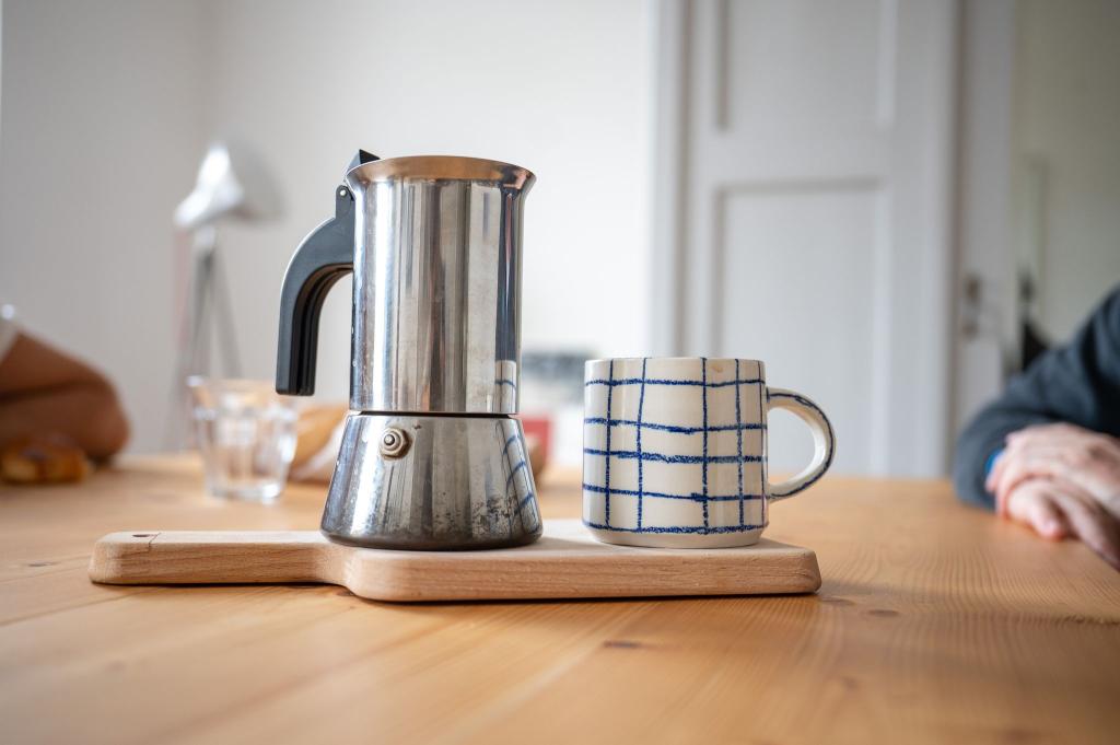 Der Start in den Tag mit Kaffee ist für die meisten Menschen ein jahrzehntelanges Ritual. (Symbolbild) - Foto: Sebastian Gollnow/dpa