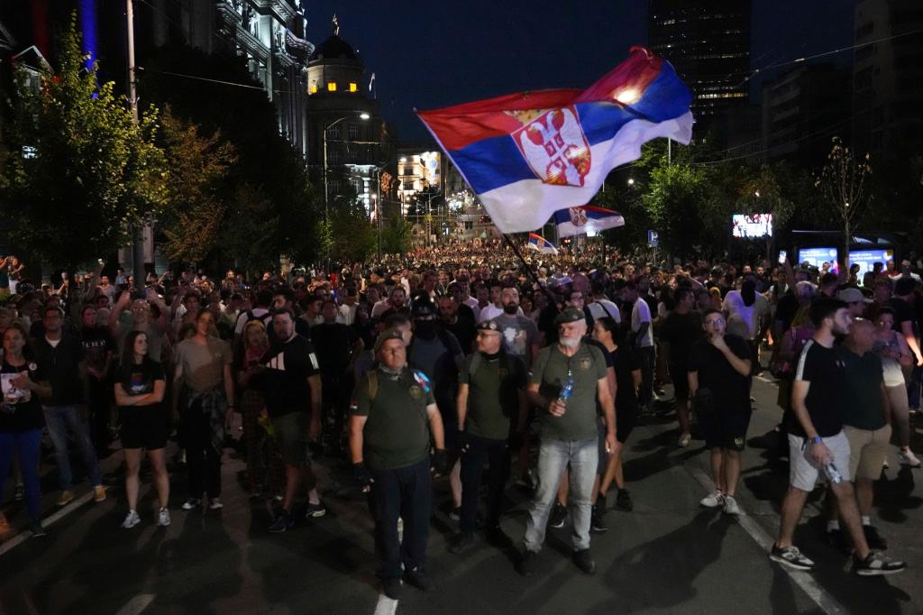 Am Rande der Proteste gegen den serbischen Präsident Vucic kam es die dritte Nacht in Folge zu Ausschreitungen. (Archivbild) - Foto: Darko Vojinovic/AP/dpa