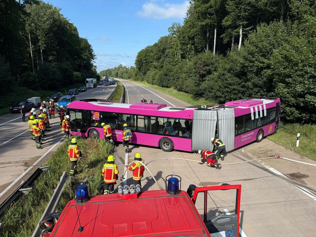 Der Bus war im Ersatzverkehr für die gesperrte Bahnstrecke zwischen Hamburg und Berlin unterwegs. - Foto: Daniel Bockwoldt/dpa