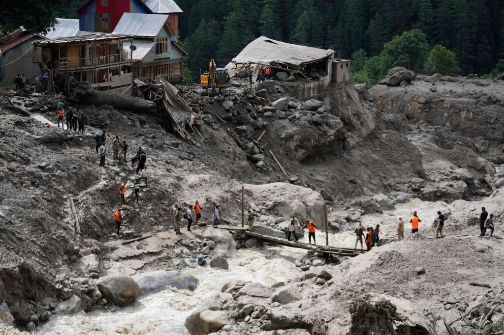 Die Wassermassen überraschten Pilger beim Essen. Mindestens 65 Menschen sind in Kaschmir bei einer Sturzflut gestorben. - Foto: Channi Anand/AP/dpa