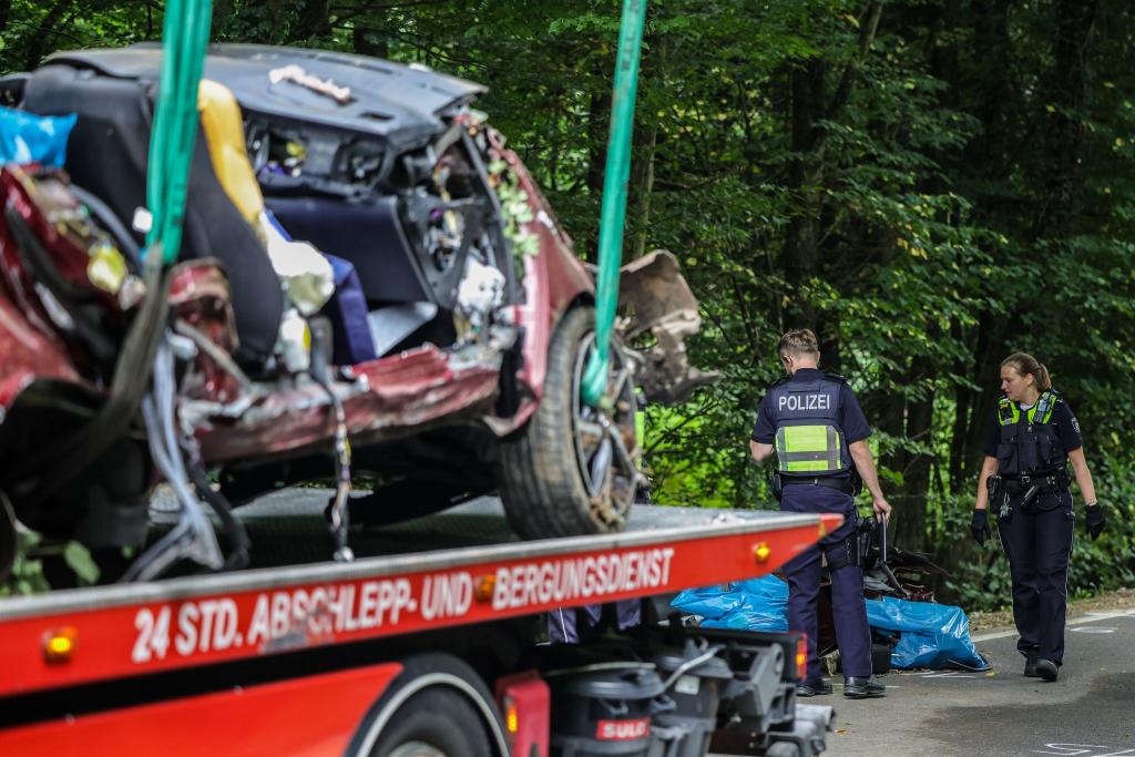 Zwei 19-jährige Männer sowie zwei 14 und 16 Jahre alte Mädchen sind bei einem Autounfall in Kürten gestorben. Am Steuer saß ein 16-Jähriger. Er überlebte. Der Wagen gehört seinen Eltern. - Foto: Christoph Reichwein/dpa