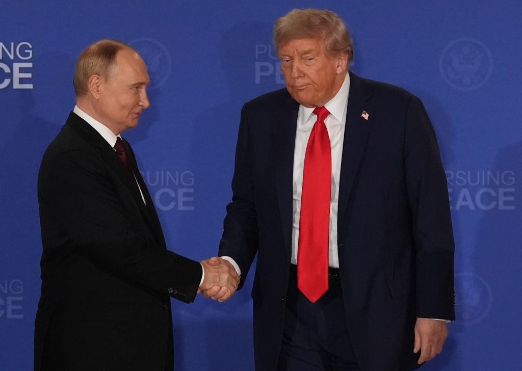 US-Präsident Donald Trump schwenkte nach dem Gipfel in Alaska auf die russische Linie ein. - Foto: Jae C. Hong/AP/dpa