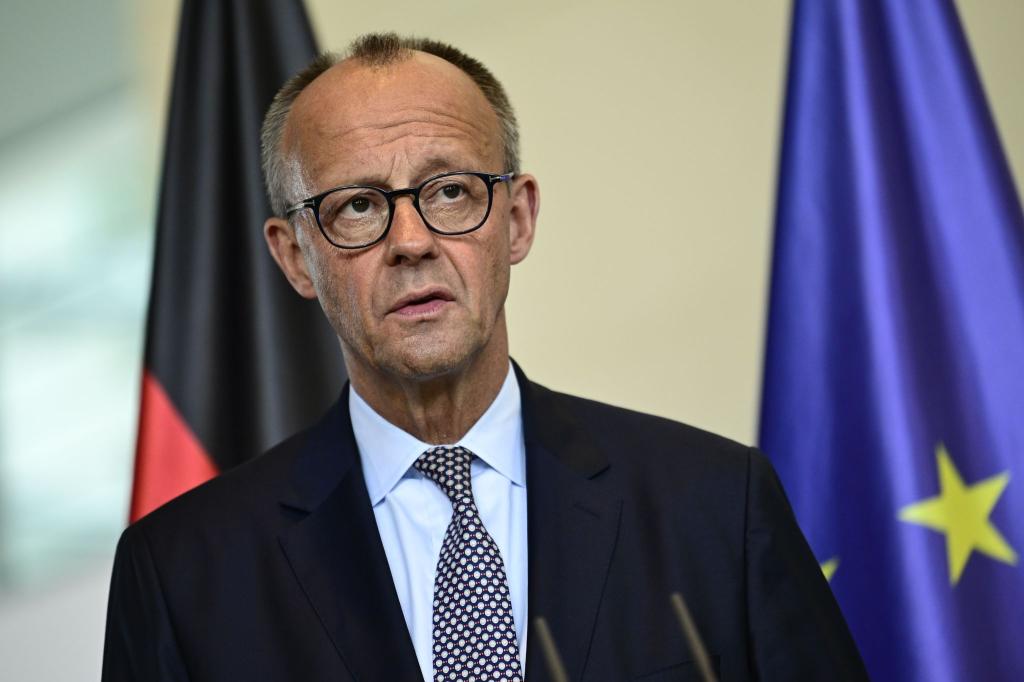 Bundeskanzler Merz hält den Verzicht auf einen Waffenstillstand in der Ukraine unter bestimmten Bedingungen für vertretbar. (Archivbild) - Foto: Fabian Sommer/dpa