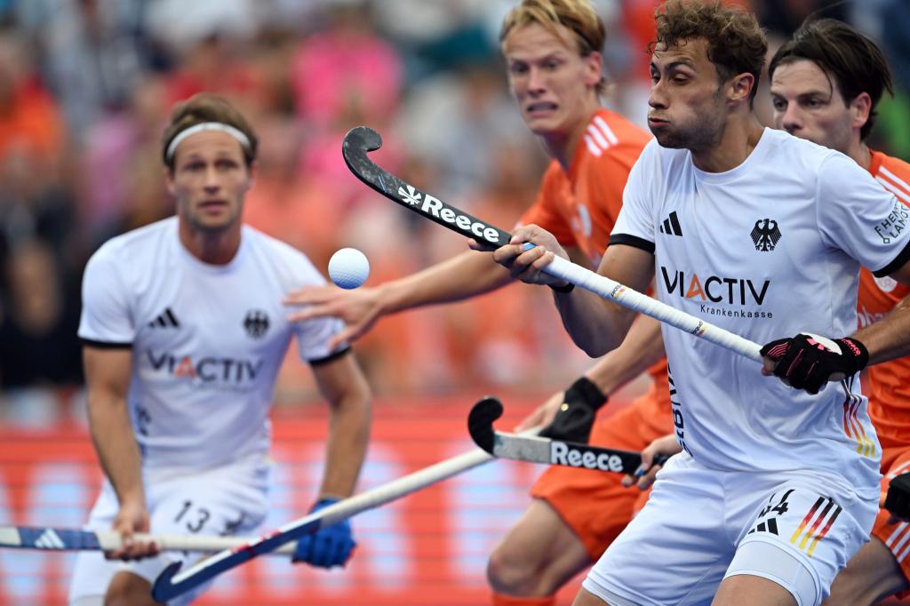 Hart umkämpftes Finale im Hockey-Park zwischen Deutschland und Niederlande. - Foto: Federico Gambarini/dpa