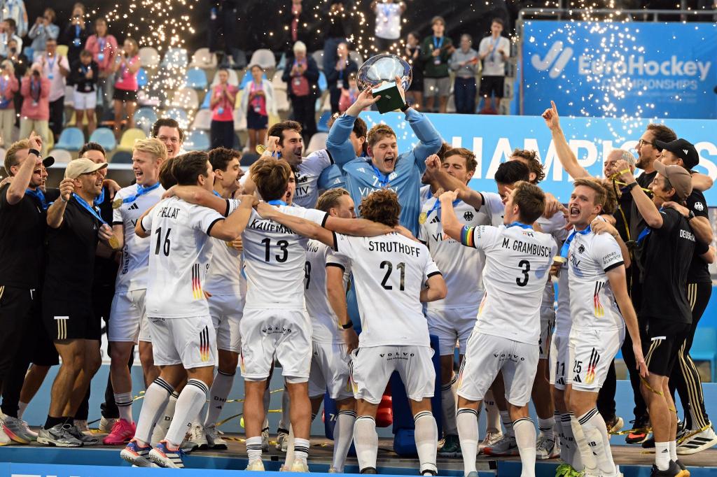 Das deutsche Hockey-Team feiert den insgesamt neunten EM-Titel. - Foto: Federico Gambarini/dpa