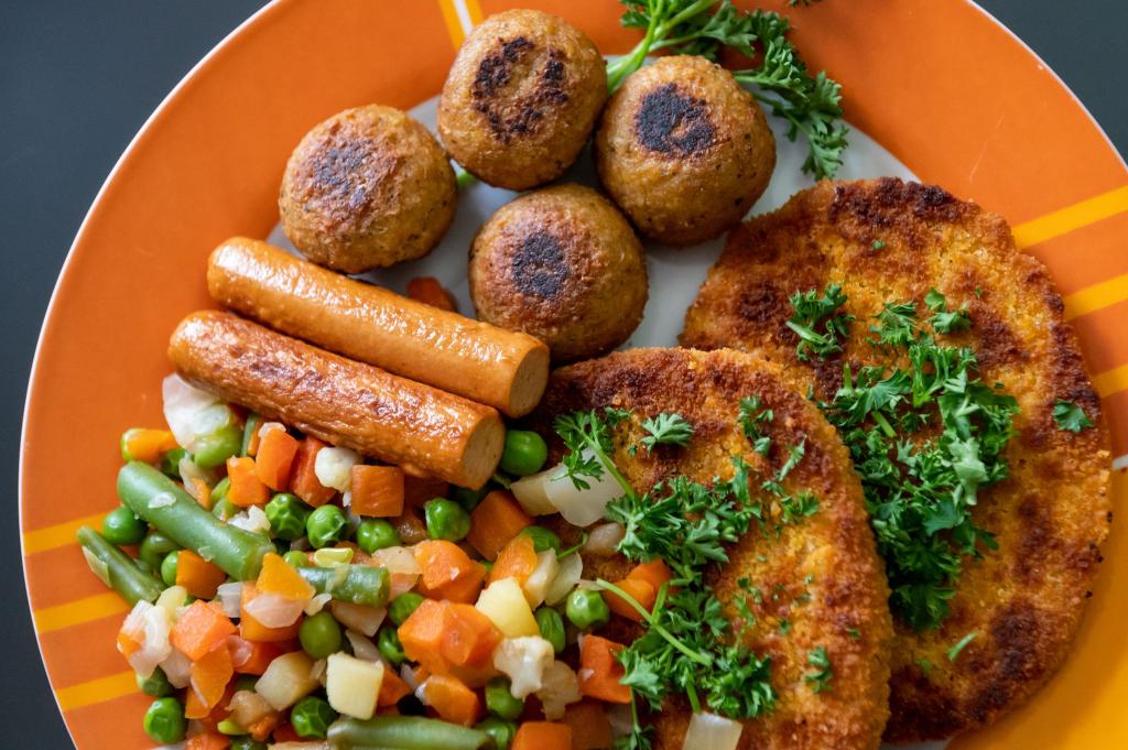 Rund vier Prozent bezeichneten ihre Ernährung im Nationalen Ernährungsmonitoring als vegetarisch. Etwa ein Prozent gab an, sich vegan zu ernähren. (Archivbild) - Foto: Silas Stein/dpa/dpa-tmn