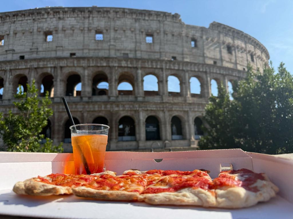 Für viele ist Italien eine Postkartenidylle: Pizza und Aperol, eine Sehenswürdigkeit in Sichtweite. Der Italo-Schlager spielt mit diesen Klischees. (Archivbild) - Foto: Sabina Crisan/dpa