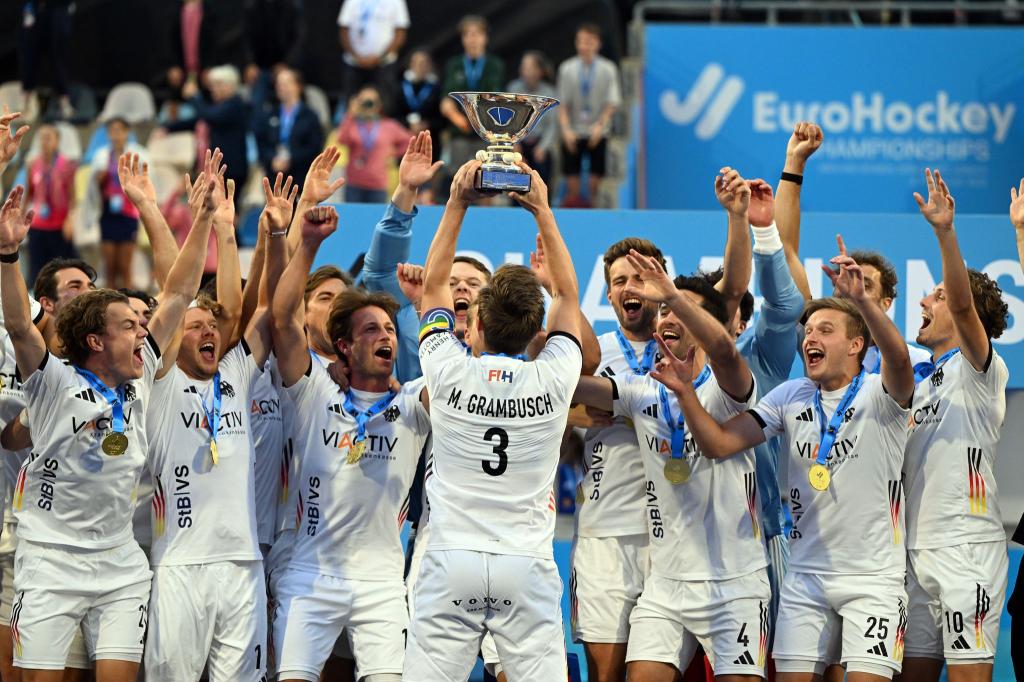Mats Grambusch mit seinem letzten Pokal. - Foto: Federico Gambarini/dpa
