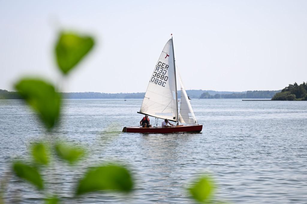 Keine ganz große Hitze, aber sommerliche Temperaturen - so dürften die kommenden Tage werden. - Foto: Philip Dulian/dpa