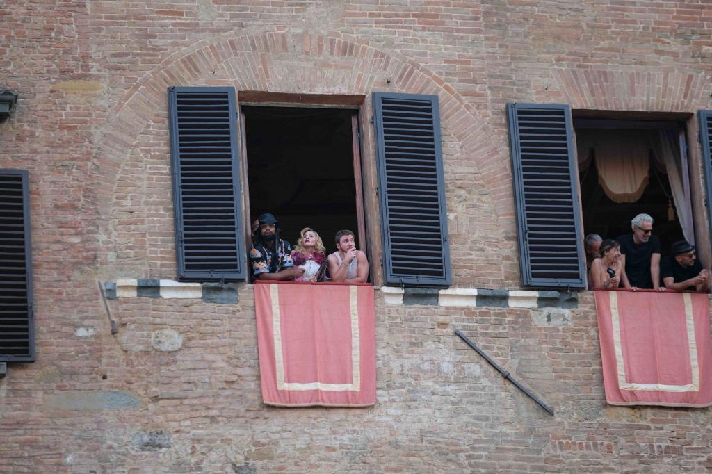 Madonna verfolgte an ihrem 67. Geburtstag das «Palio di Siena». - Foto: Fabio Sasso/ZUMA Press Wire/dpa