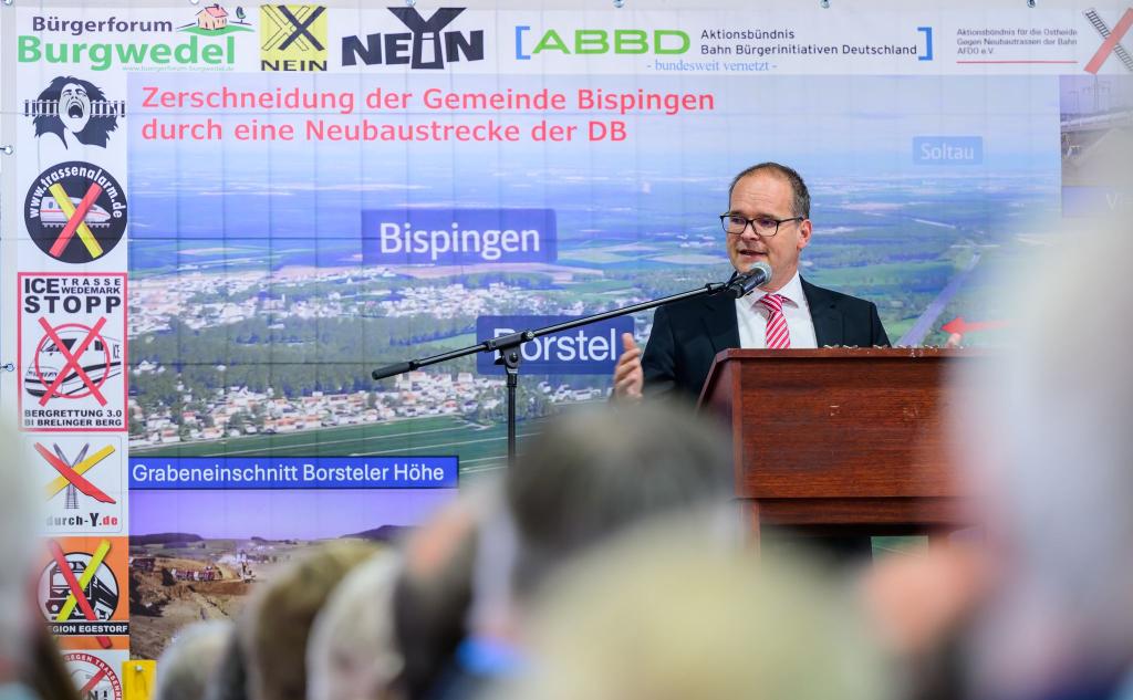 Grant Hendrik Tonne (SPD), Minister für Wirtschaft, Verkehr und Bauen von Niedersachsen, spricht beim «Heidegipfel» zu dem die Bürgerinitiativen Pro-Alpha-E und der Projektbeirat Alpha-E eingeladen haben. - Foto: Philipp Schulze/dpa