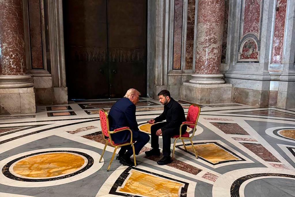 Trump und Selenskyj redeten zuletzt etwa am Rande der Trauerfeier für den verstorbenen Papst Franziskus im Vatikan. (Archivbild) - Foto: Uncredited/Ukrainian Presidential Press Service/AP/dpa