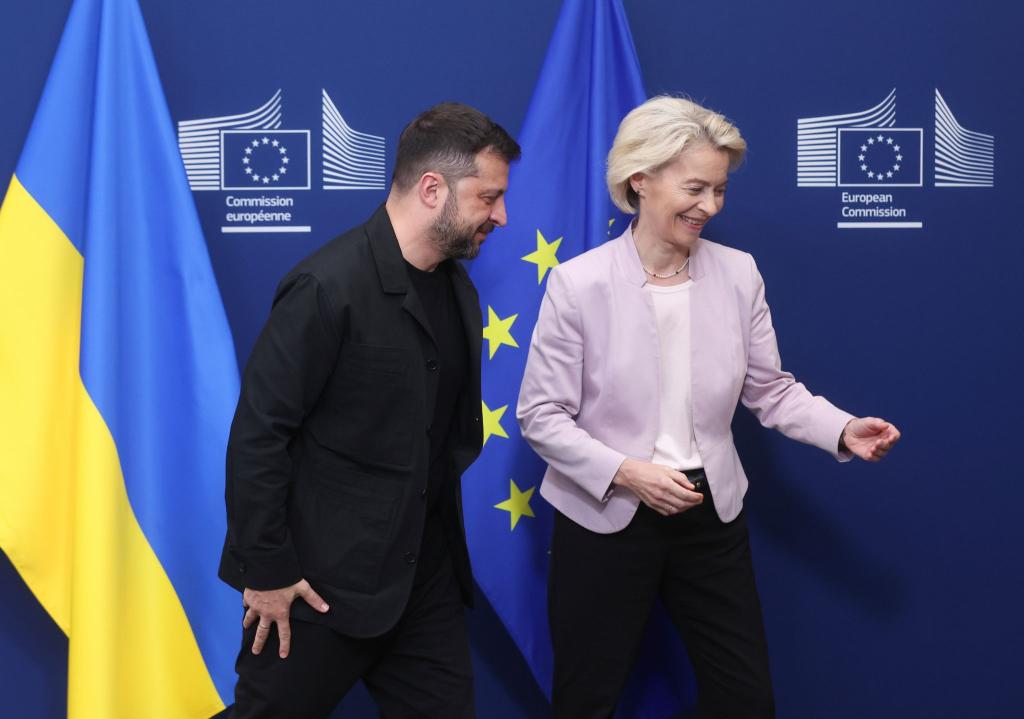 Seite an Seite: Ursula von der Leyen, Präsidentin der Europäischen Kommission, geht mit Wolodymyr Selenskyj, Präsident der Ukraine, vor einem Treffen im EU-Hauptquartier. - Foto: Uncredited/AP/dpa