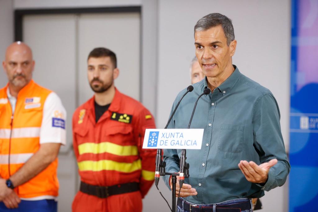 Der sozialistische Politiker besuchte am Nachmittag die besonders betroffenen Provinzen Ourense und León und sicherte umfassende Unterstützung zu. - Foto: Carlos Castro/EUROPA PRESS/dpa