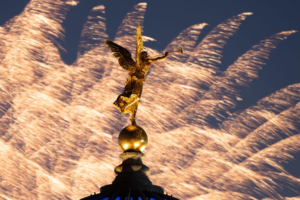 Ein Feuerwerk zum Abschluss des Stadtfest Dresden erhellt hinter der Glaskuppel der Hochschule für Bildende Künste mit dem Posaunenengel Fama den Nachthimmel - Foto: Sebastian Kahnert/dpa