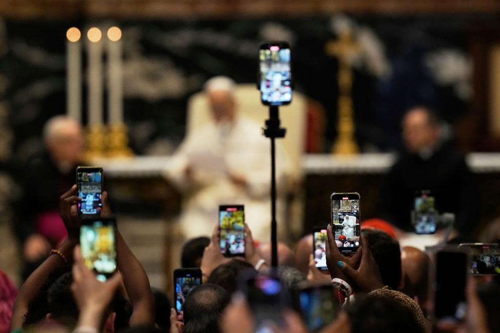 Es sind längst nicht mehr nur Rosenkränze: Die Kirche setzt nun auch auf Smartphones. (Archivbild) - Foto: Gregorio Borgia/AP/dpa