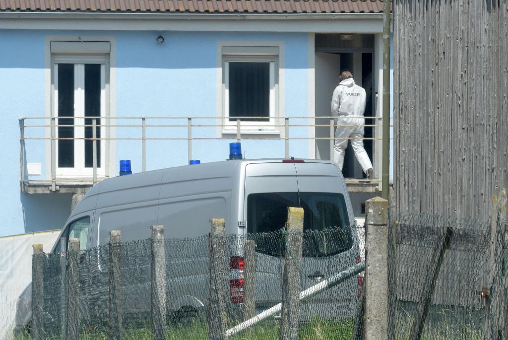 Leichenteile im Garten des Hauses brachten die Ermittlungen ins Rollen - nun tauchte dort auch der Schädel auf. (Archivbild) - Foto: Stefan Puchner/dpa