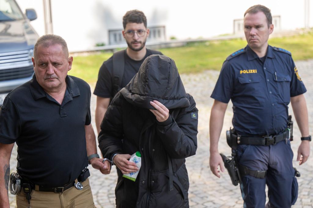 Zwei kleine Kinder werden tot im Bett gefunden, die Mutter sitzt daneben - nun steht sie vor Gericht. - Foto: Peter Kneffel/dpa