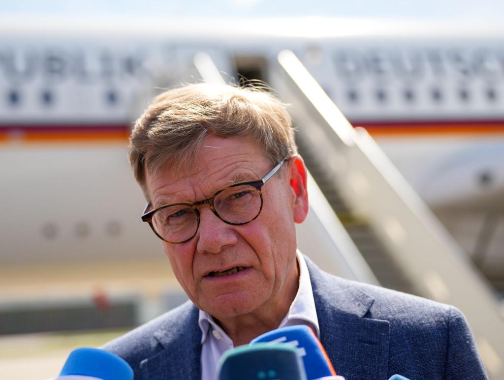 Vor dem Gespräch des ukrainischen Präsidenten Wolodymyr Selenskyj mit US-Präsident Donald Trump äußerte sich Außenminister Johann Wadephul im Podcast «Table.Today» skeptisch zu einer Entsendung deutscher Soldaten in die Ukraine. - Foto: Soeren Stache/dpa