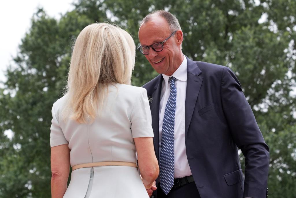 Monica Crowley (l), Protokollchefin des Weißen Hauses, begrüßt Bundeskanzler Friedrich Merz (CDU) bei seiner Ankunft zu einem Treffen mit US-Präsident Trump und dem ukrainischen Präsidenten Selenskyj im Weißen Haus. - Foto: Jacquelyn Martin/AP/dpa