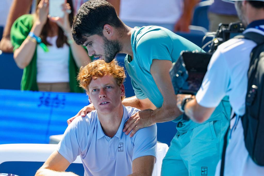  Carlos Alcaraz (r) tröstet Jannik Sinner nach der Aufgabe. - Foto: Scott Stuart/ZUMA Press Wire/dpa