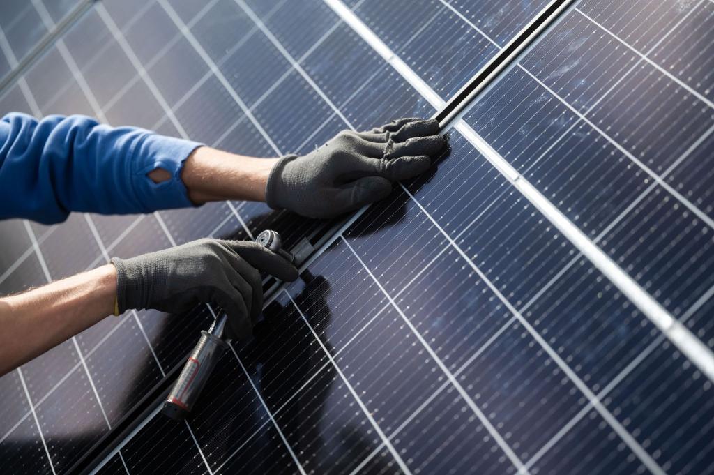Die Suche nach Fachkräften für die Energiewende gestaltet sich schwierig. (Archivbild) - Foto: Marijan Murat/dpa