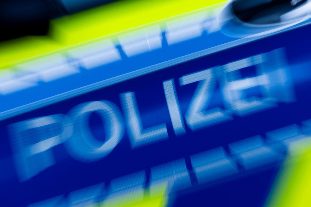 Mit lebensgefährlich hohem Alkoholpegel raste der Fahrer über die Autobahn. (Archivbild) - Foto: Rolf Vennenbernd/dpa